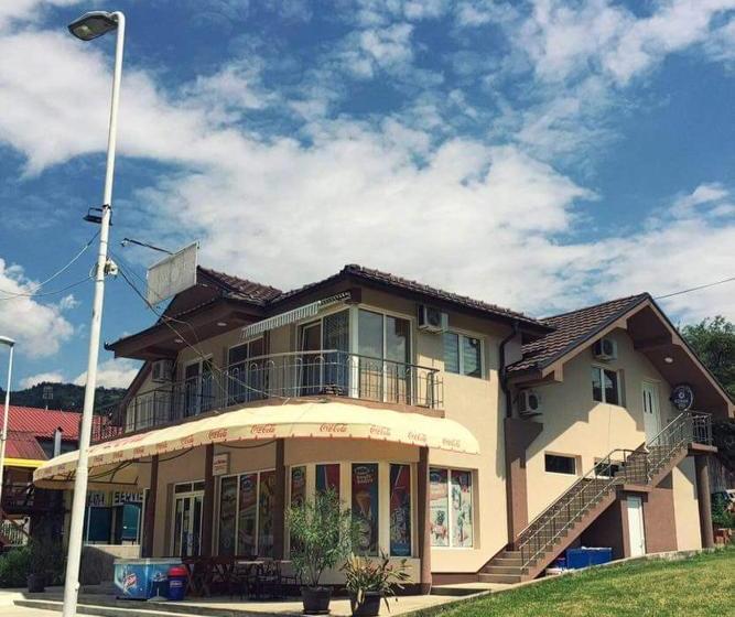 پانسیون Guest House Konak Iris