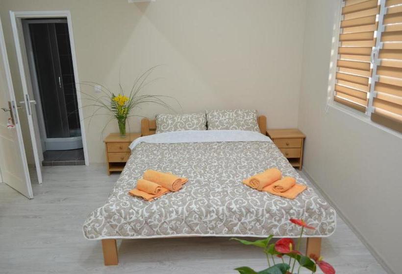 پانسیون Guest House Konak Iris