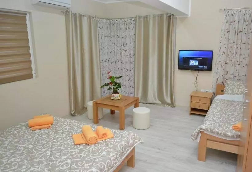 پانسیون Guest House Konak Iris