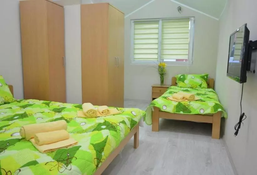 پانسیون Guest House Konak Iris