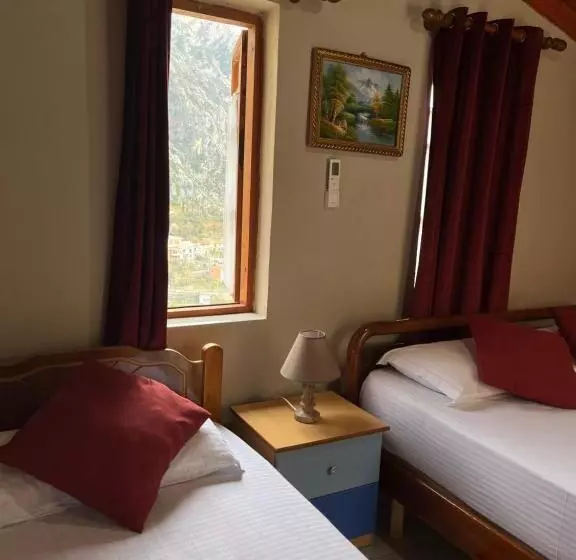 ペンション Rooms Emiliano Castle Of Kruja