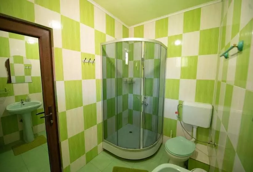 Majatalo Dupa Apa La Razvan