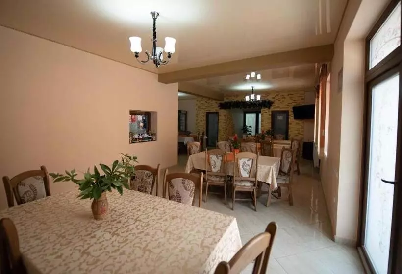 Majatalo Dupa Apa La Razvan