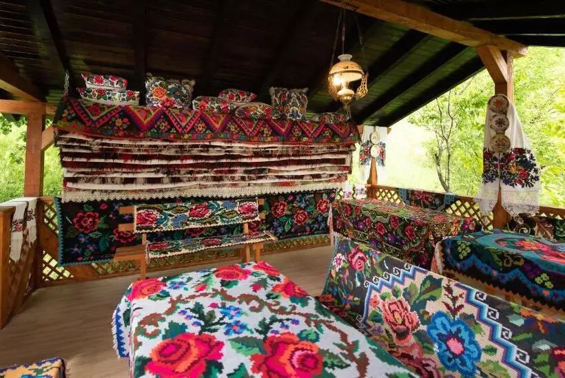 Majatalo Dupa Apa La Razvan