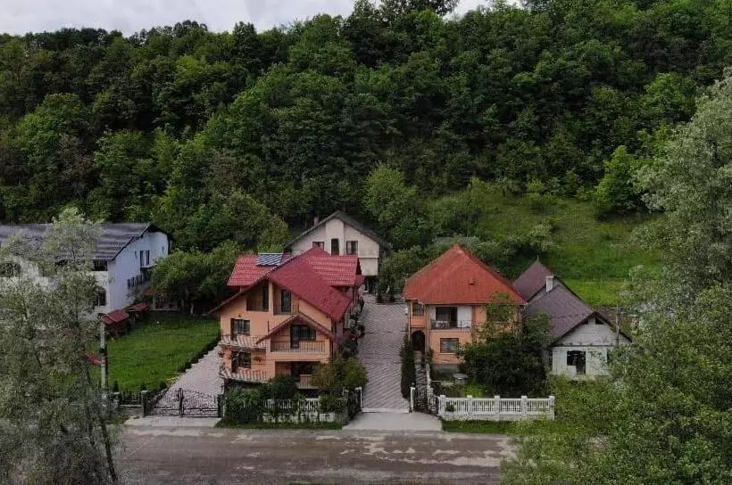 Majatalo Dupa Apa La Razvan