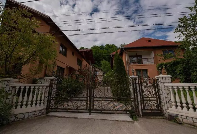 Majatalo Dupa Apa La Razvan