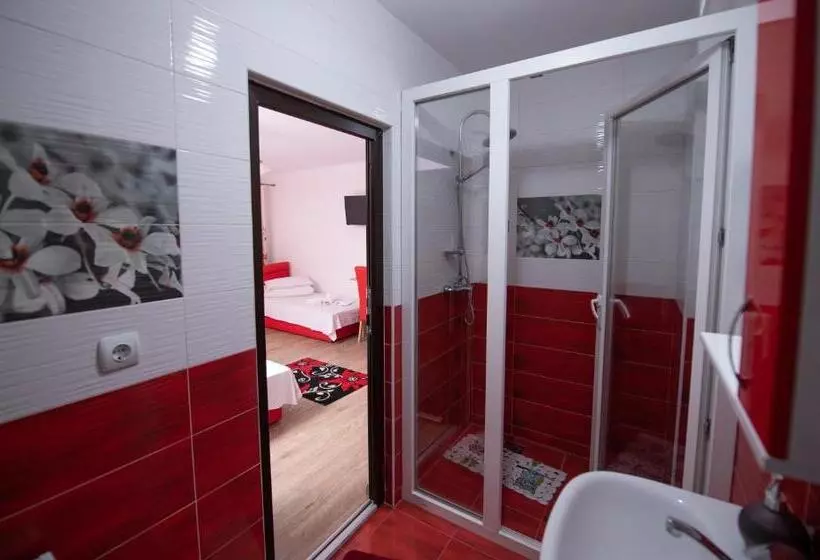 Majatalo Dupa Apa La Razvan