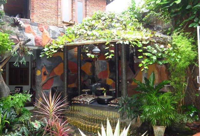 פנסיון Enny S Guest House