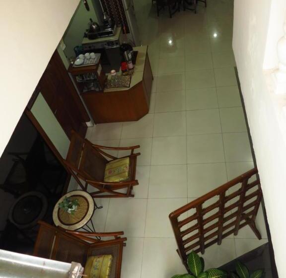 פנסיון Enny S Guest House