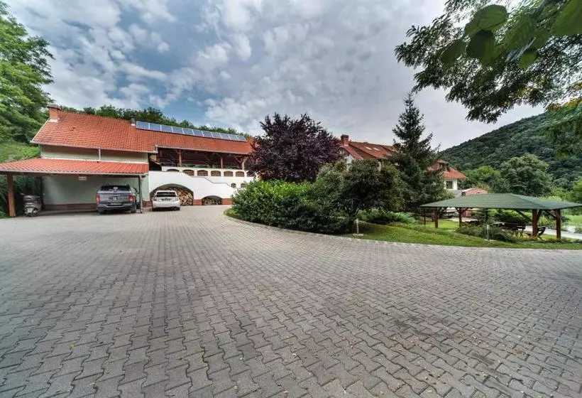 Majatalo Hetényi Apartmanház és Birtok