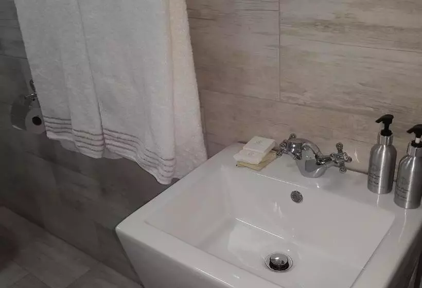 Majatalo Crisp Guest Rooms