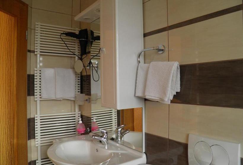 Pensão Pri štorklji