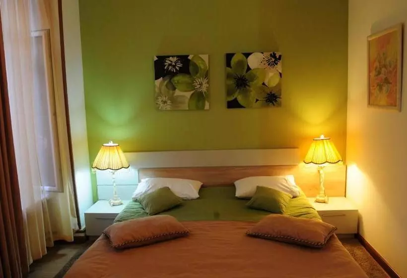 پانسیون Azoyan Guest House