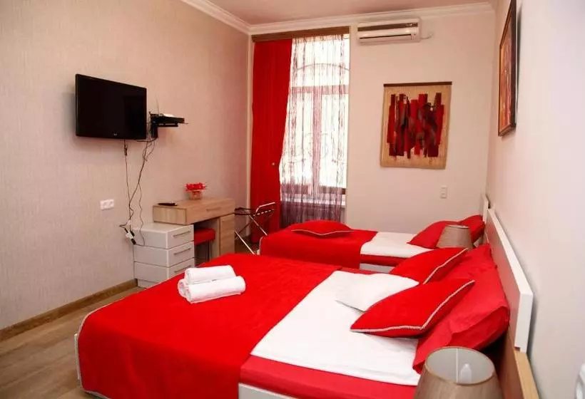 پانسیون Azoyan Guest House