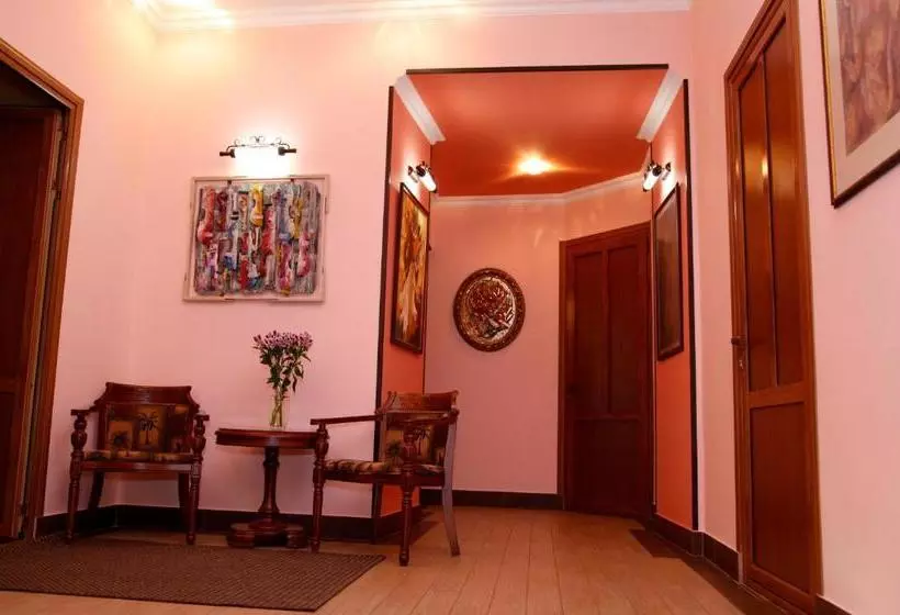 پانسیون Azoyan Guest House