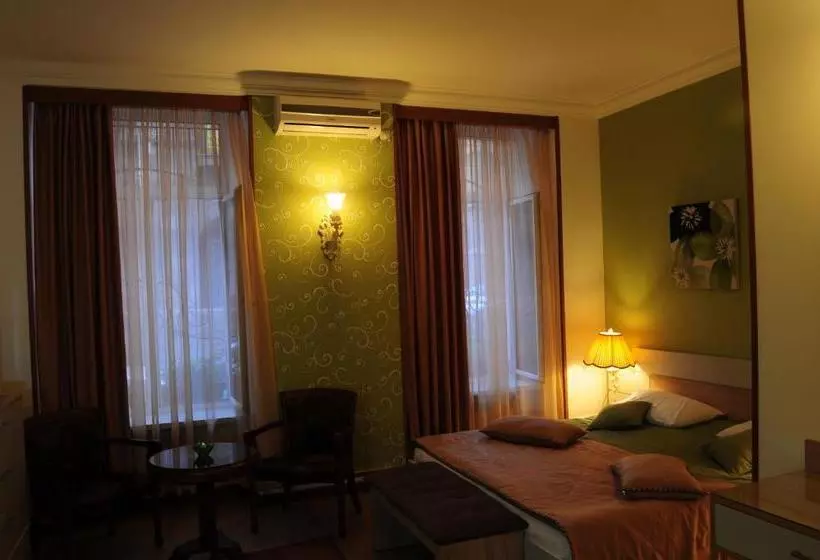 پانسیون Azoyan Guest House