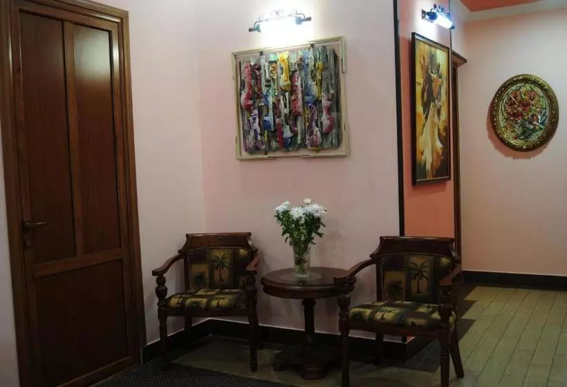 پانسیون Azoyan Guest House