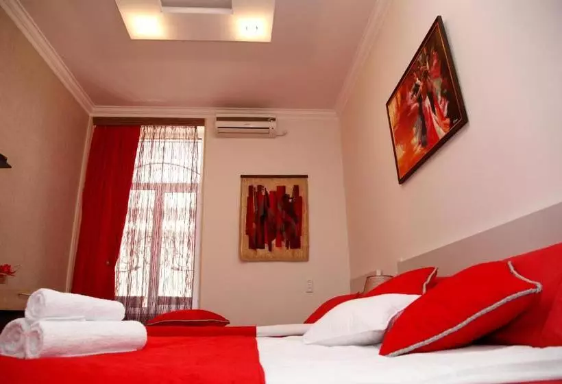 پانسیون Azoyan Guest House