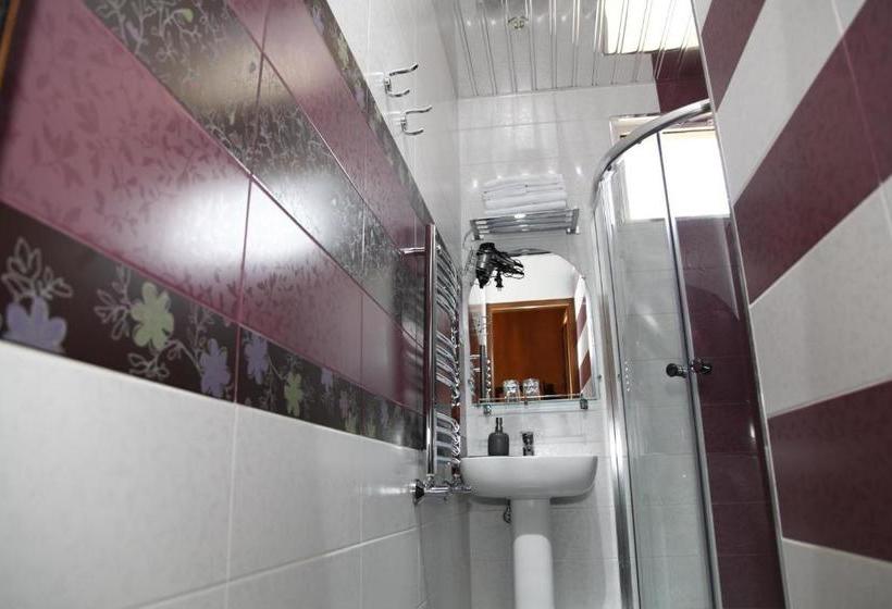 펜션 Azoyan Guest House