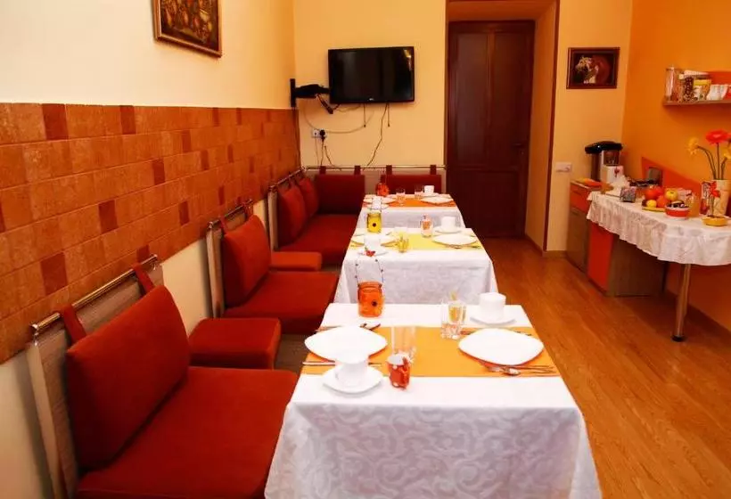 پانسیون Azoyan Guest House