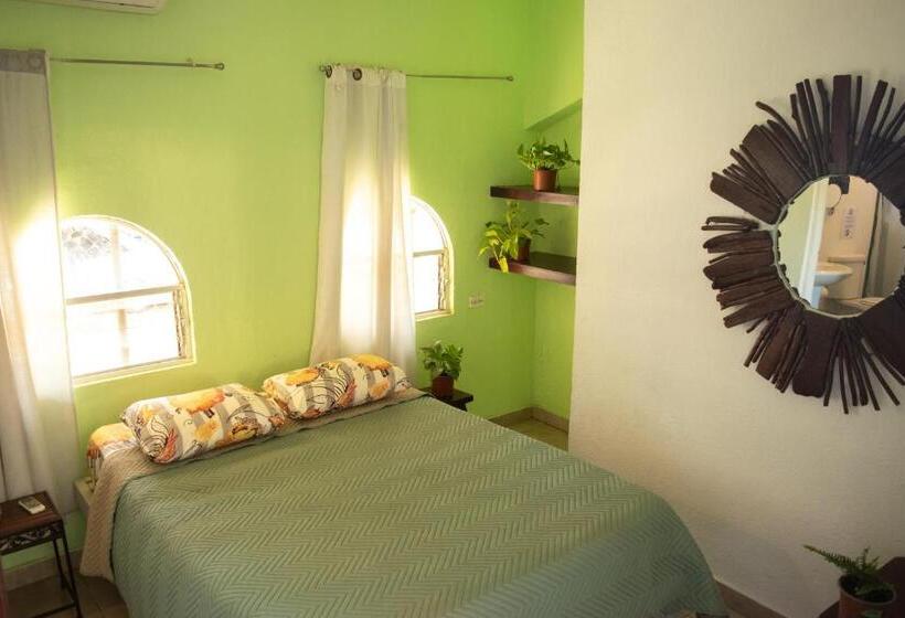 Pension Hostel La Botella De Leche Tamarindo