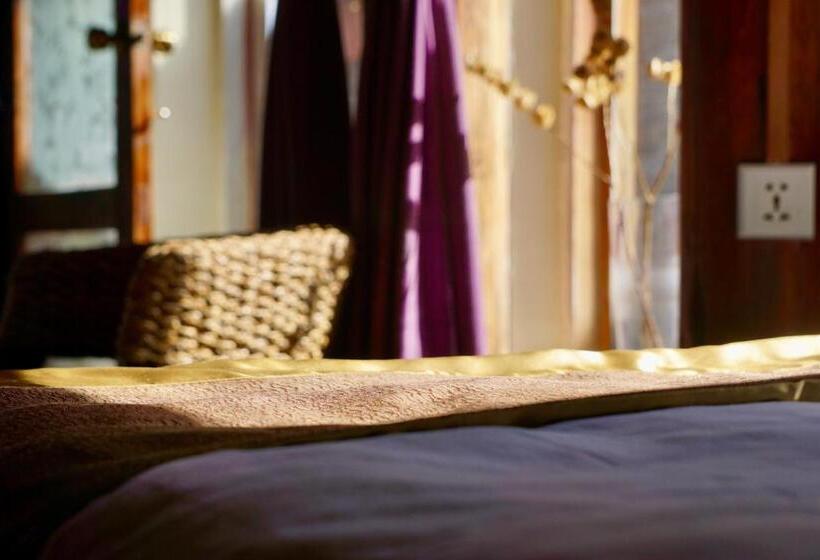 Пансион Jayden Naxi Lodge臣安土木纳西小院 Namaste