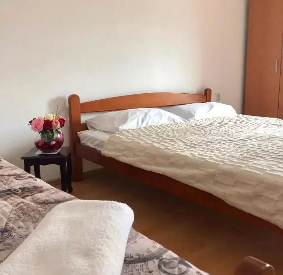 پانسیون Lazorja Rooms