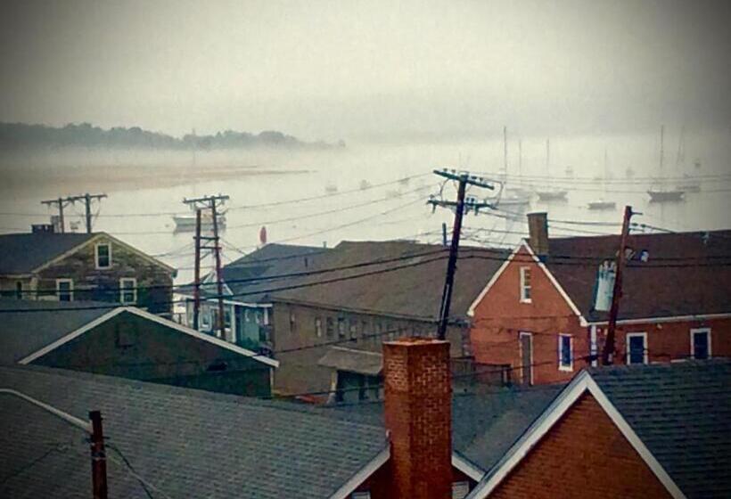 הוסטל Compass Rose Inn