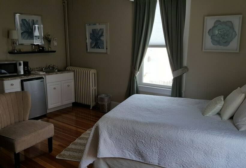 Общежитие Cafe Drydock & Inn