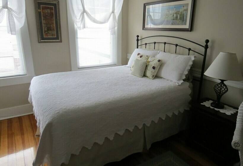 Общежитие Cafe Drydock & Inn