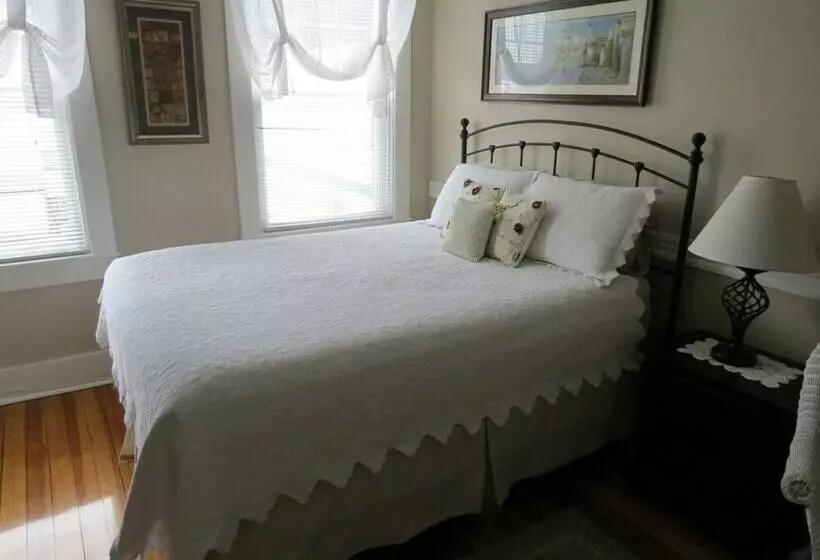 Retkeilymaja Cafe Drydock & Inn