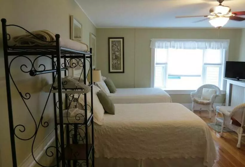 Retkeilymaja Cafe Drydock & Inn