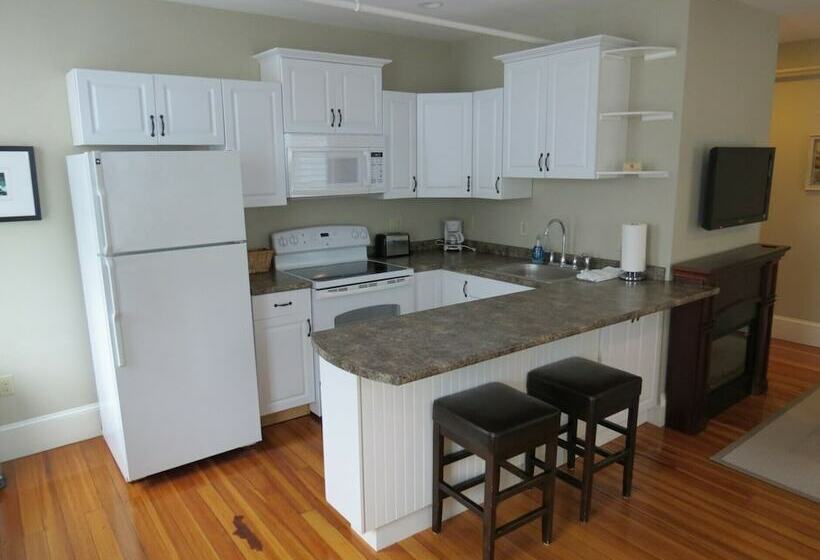 Общежитие Cafe Drydock & Inn