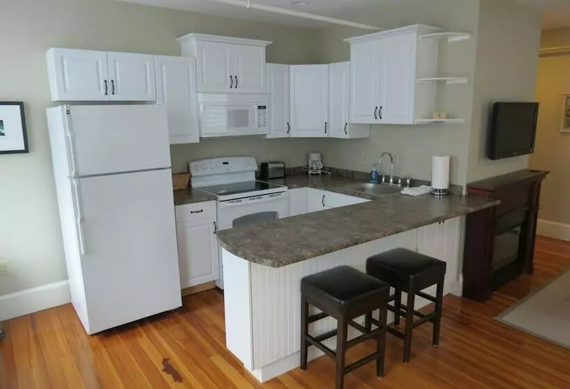 Retkeilymaja Cafe Drydock & Inn