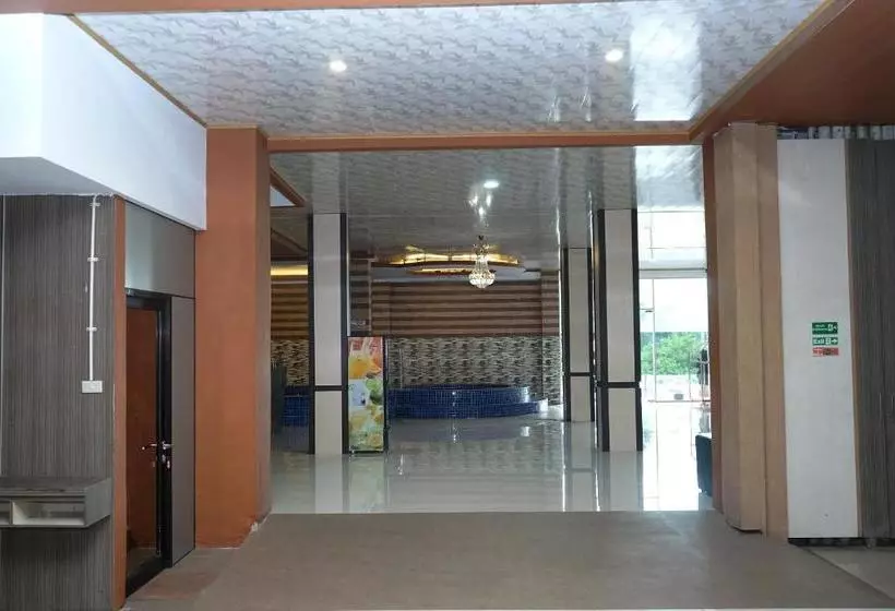 ホテル Oyo 629 Grand Vella