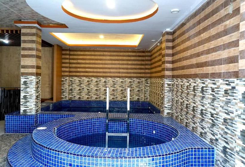 בית מלון כפרי Oyo 629 Grand Vella