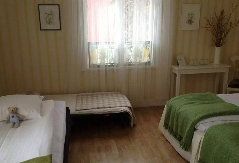 Majatalo L Floras Trädgård