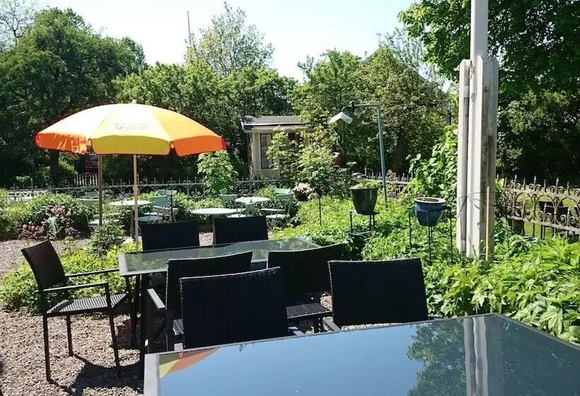 Majatalo L Floras Trädgård