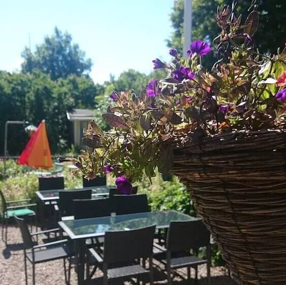 Majatalo L Floras Trädgård