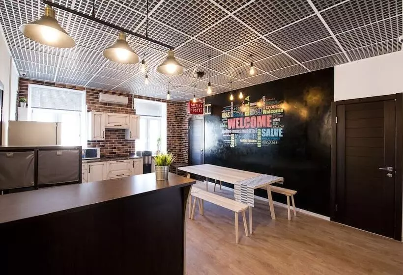 هتل Artist Hostel On Kazansky