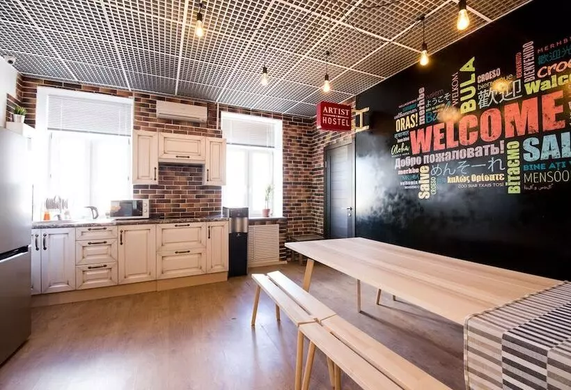 هتل Artist Hostel On Kazansky