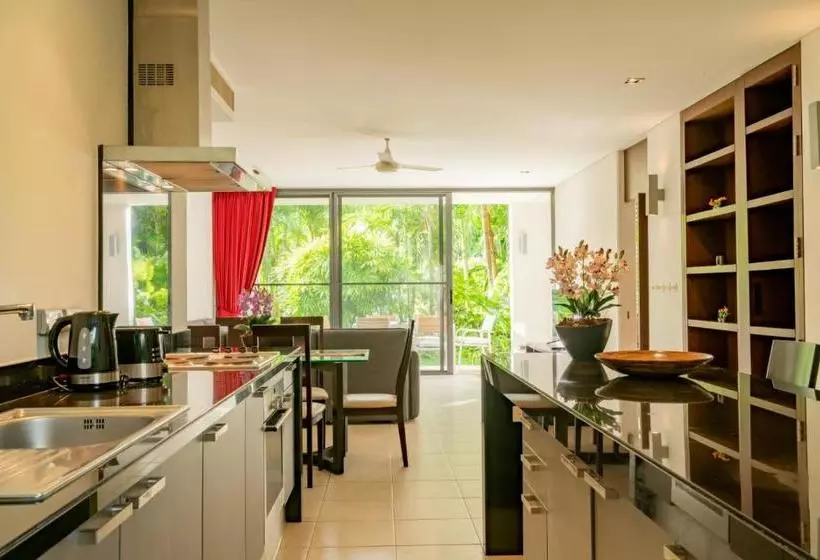 Hotelli Bangtao Beach Garden By Resava Group