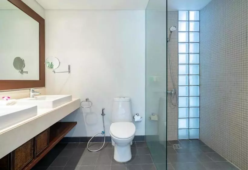 Hotelli Bangtao Beach Garden By Resava Group