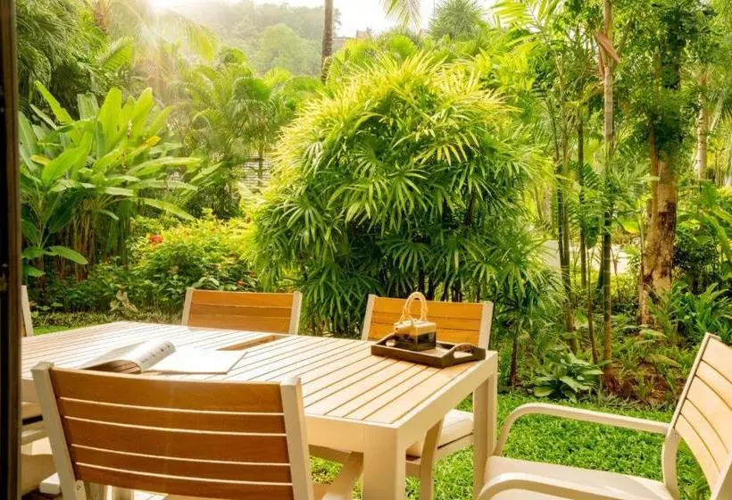 Hotelli Bangtao Beach Garden By Resava Group