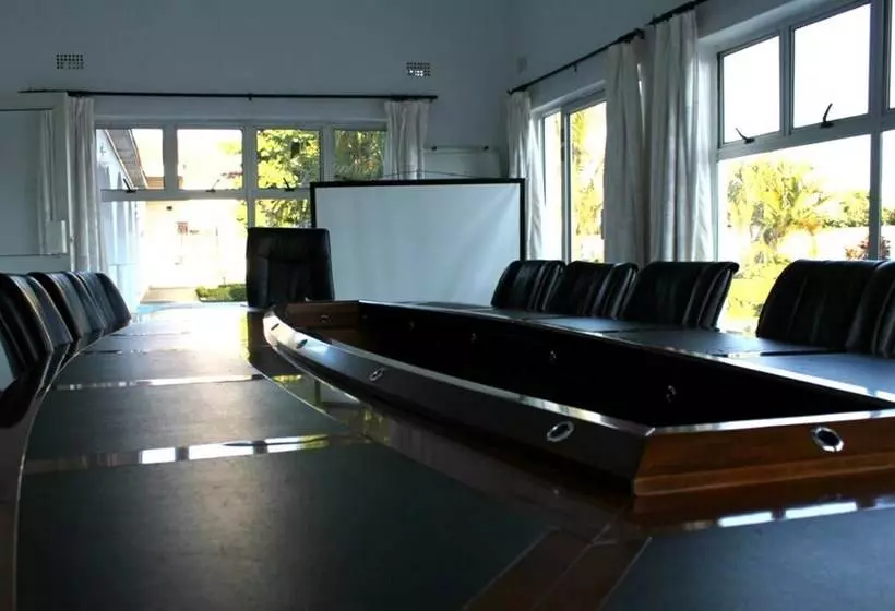 هتل Blue Lagoon Lodge Blantyre