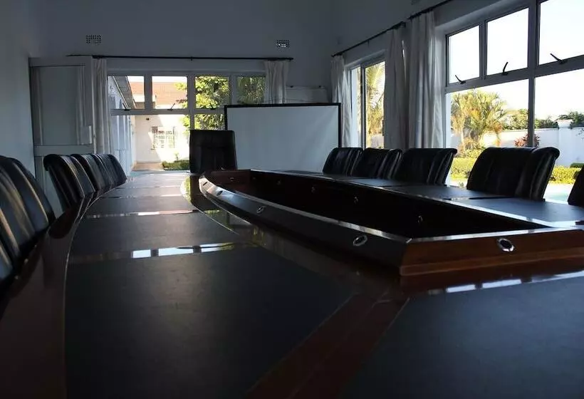 هتل Blue Lagoon Lodge Blantyre