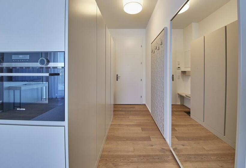 Отель Hermitage Apartments