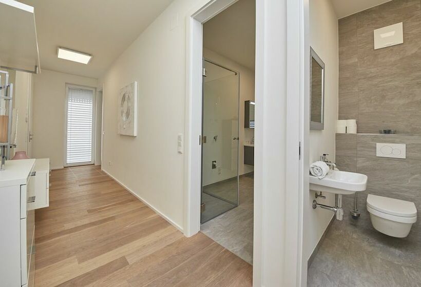 Отель Hermitage Apartments