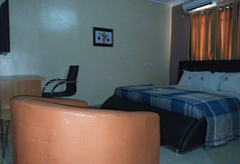 Multifield Hotel & Suites