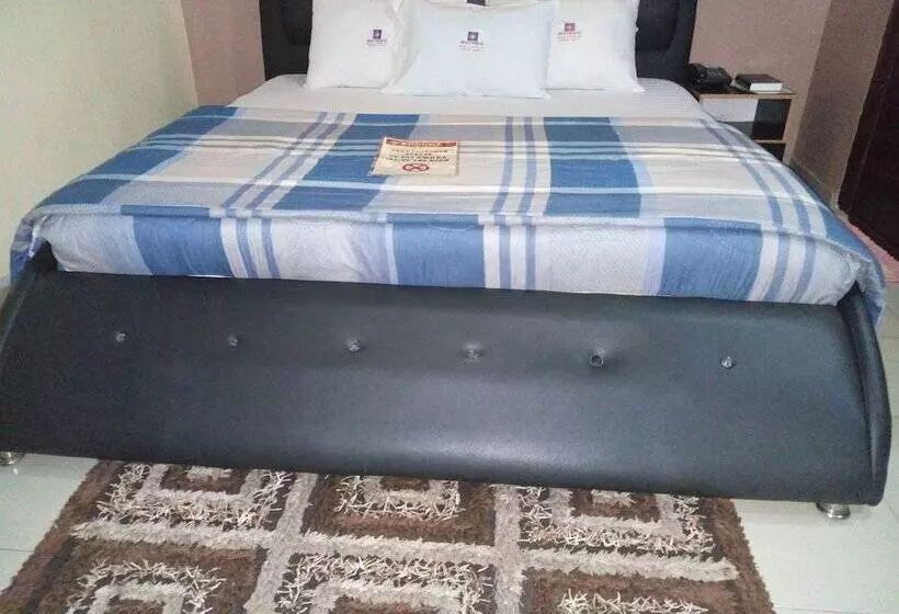 Multifield Hotel & Suites